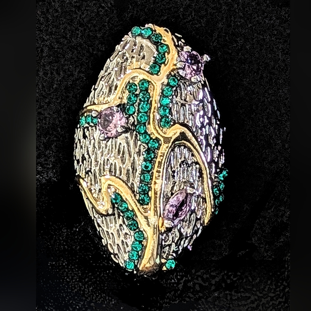 STATEMENT RING. CRYSTAL ACCENTS.